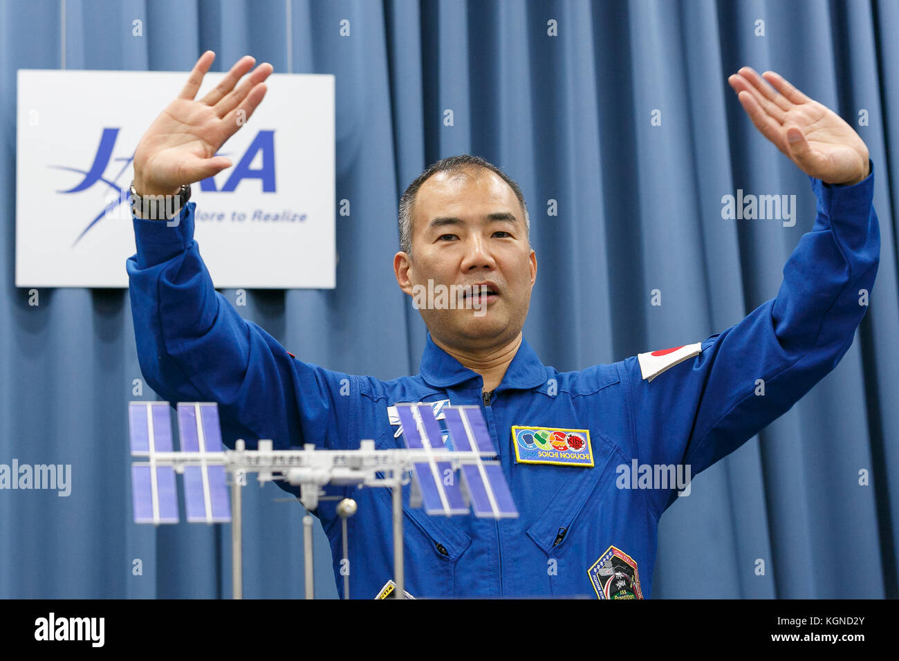 Der japanische Astronaut Soichi Noguchi nimmt am 9. November 2017 an einer Pressekonferenz im Büro der Japan Aerospace Exploration Agency (JAXA) in Tokio Teil. JAXA kündigte an, dass er ab Ende 2019 an einer sechsmonatigen Mission an Bord der Internationalen Raumstation ISS teilnehmen wird, deren Ausbildung am 20. November beginnt. Quelle: Rodrigo Reyes Marin/AFLO/Alamy Live News Stockfoto