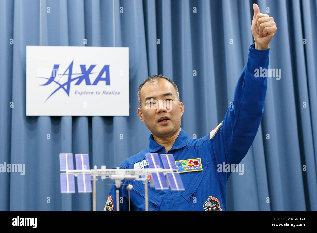 Der japanische Astronaut Soichi Noguchi nimmt am 9. November 2017 an einer Pressekonferenz im Büro der Japan Aerospace Exploration Agency (JAXA) in Tokio Teil. JAXA kündigte an, dass er ab Ende 2019 an einer sechsmonatigen Mission an Bord der Internationalen Raumstation ISS teilnehmen wird, deren Ausbildung am 20. November beginnt. Quelle: Rodrigo Reyes Marin/AFLO/Alamy Live News Stockfoto