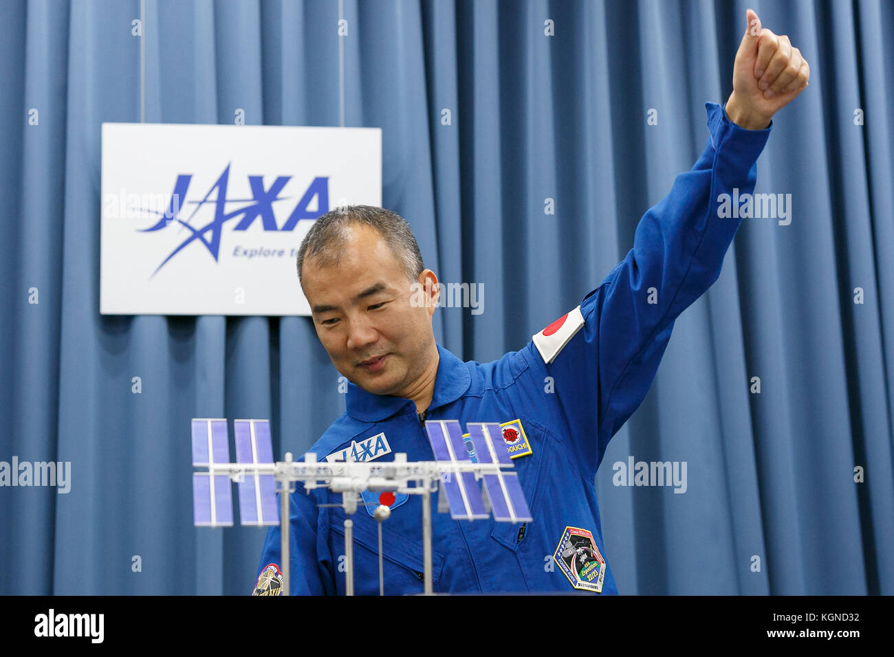 Der japanische Astronaut Soichi Noguchi nimmt am 9. November 2017 an einer Pressekonferenz im Büro der Japan Aerospace Exploration Agency (JAXA) in Tokio Teil. JAXA kündigte an, dass er ab Ende 2019 an einer sechsmonatigen Mission an Bord der Internationalen Raumstation ISS teilnehmen wird, deren Ausbildung am 20. November beginnt. Quelle: Rodrigo Reyes Marin/AFLO/Alamy Live News Stockfoto