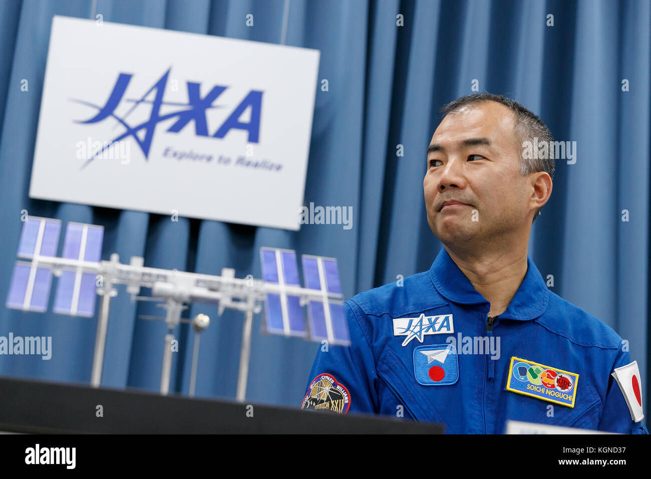 Der japanische Astronaut Soichi Noguchi nimmt am 9. November 2017 an einer Pressekonferenz im Büro der Japan Aerospace Exploration Agency (JAXA) in Tokio Teil. JAXA kündigte an, dass er ab Ende 2019 an einer sechsmonatigen Mission an Bord der Internationalen Raumstation ISS teilnehmen wird, deren Ausbildung am 20. November beginnt. Quelle: Rodrigo Reyes Marin/AFLO/Alamy Live News Stockfoto