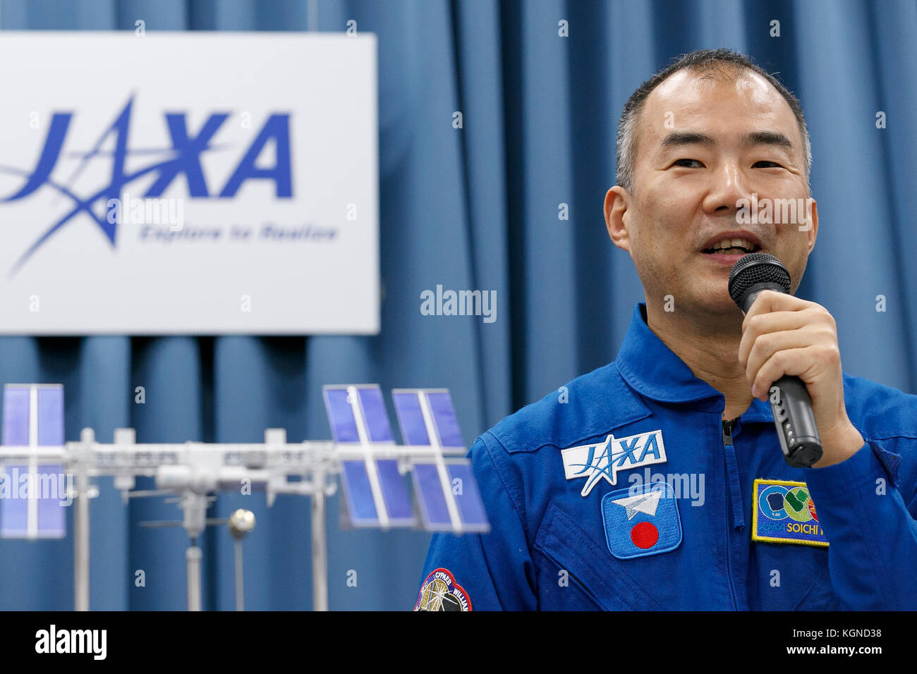 Der japanische Astronaut Soichi Noguchi spricht während einer Pressekonferenz im Büro der Japan Aerospace Exploration Agency (JAXA) in Tokio am 9. November 2017 in Japan. JAXA gab bekannt, dass er ab Ende 2019 an einer sechsmonatigen Mission an Bord der Internationalen Raumstation (ISS) teilnehmen wird, deren Training am 20. November beginnt. Quelle: Rodrigo Reyes Marin/AFLO/Alamy Live News Stockfoto