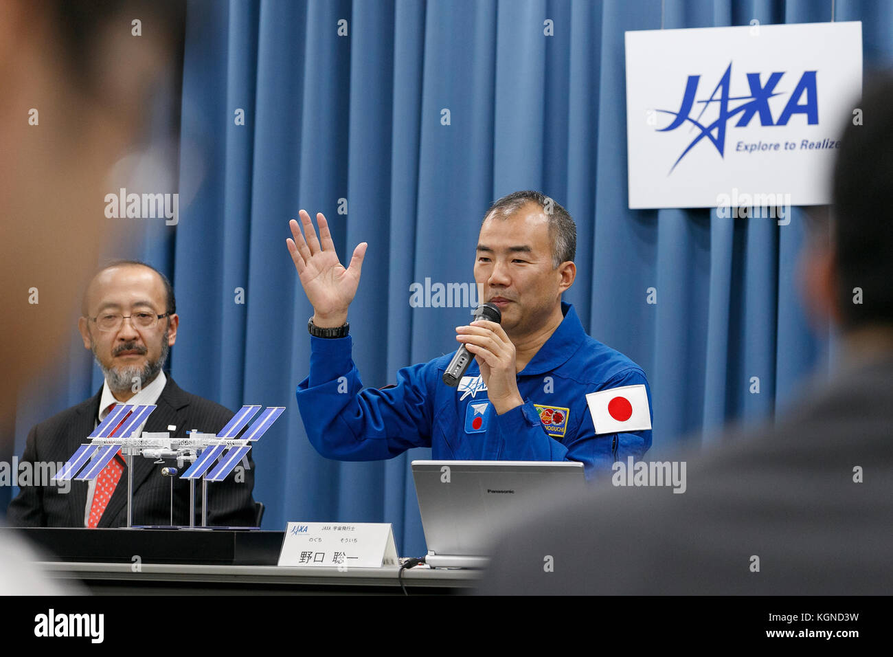 Der japanische Astronaut Soichi Noguchi spricht während einer Pressekonferenz im Büro der Japan Aerospace Exploration Agency (JAXA) in Tokio am 9. November 2017 in Japan. JAXA gab bekannt, dass er ab Ende 2019 an einer sechsmonatigen Mission an Bord der Internationalen Raumstation (ISS) teilnehmen wird, deren Training am 20. November beginnt. Quelle: Rodrigo Reyes Marin/AFLO/Alamy Live News Stockfoto
