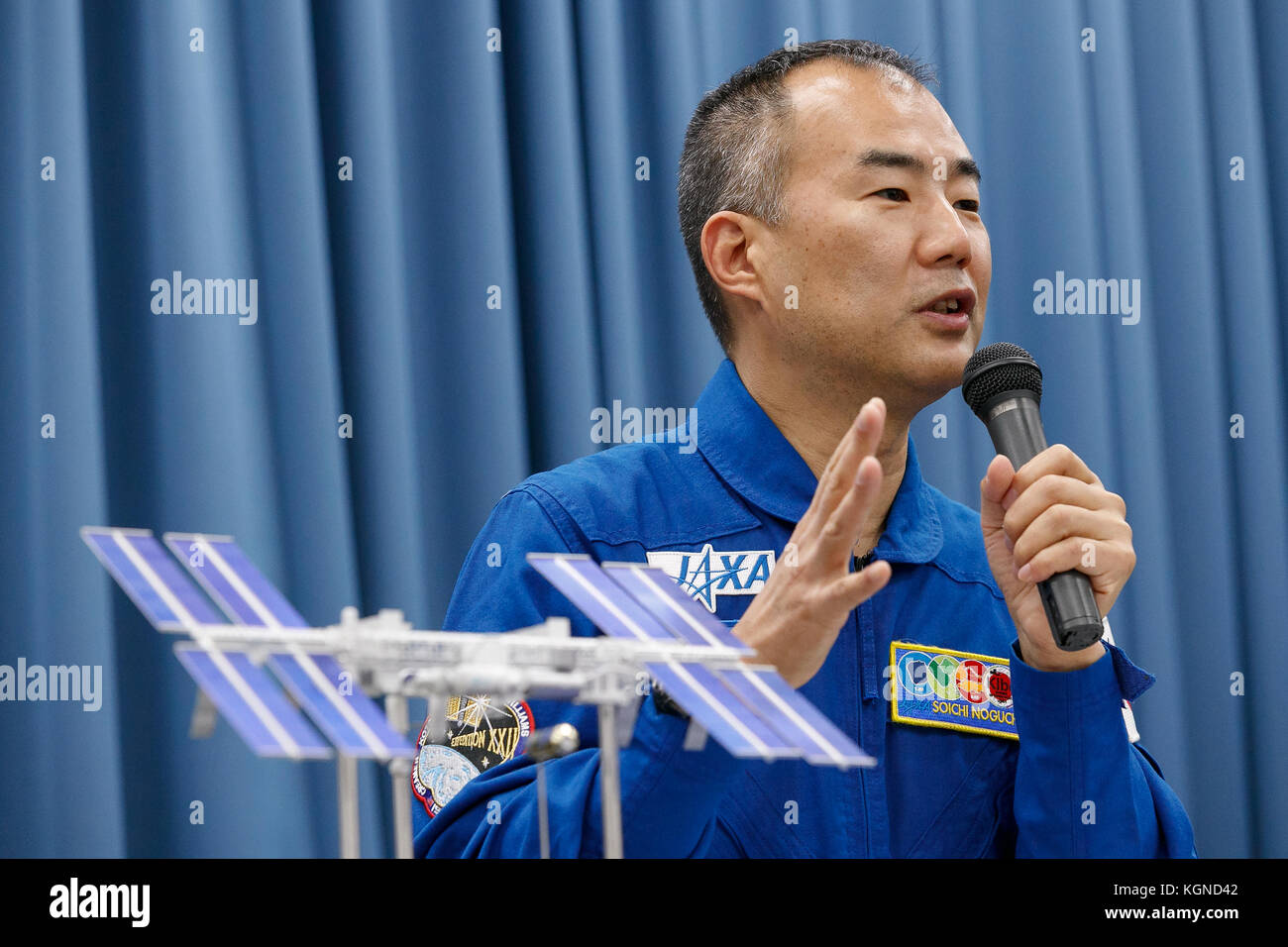 Der japanische Astronaut Soichi Noguchi spricht während einer Pressekonferenz im Büro der Japan Aerospace Exploration Agency (JAXA) in Tokio am 9. November 2017 in Japan. JAXA gab bekannt, dass er ab Ende 2019 an einer sechsmonatigen Mission an Bord der Internationalen Raumstation (ISS) teilnehmen wird, deren Training am 20. November beginnt. Quelle: Rodrigo Reyes Marin/AFLO/Alamy Live News Stockfoto