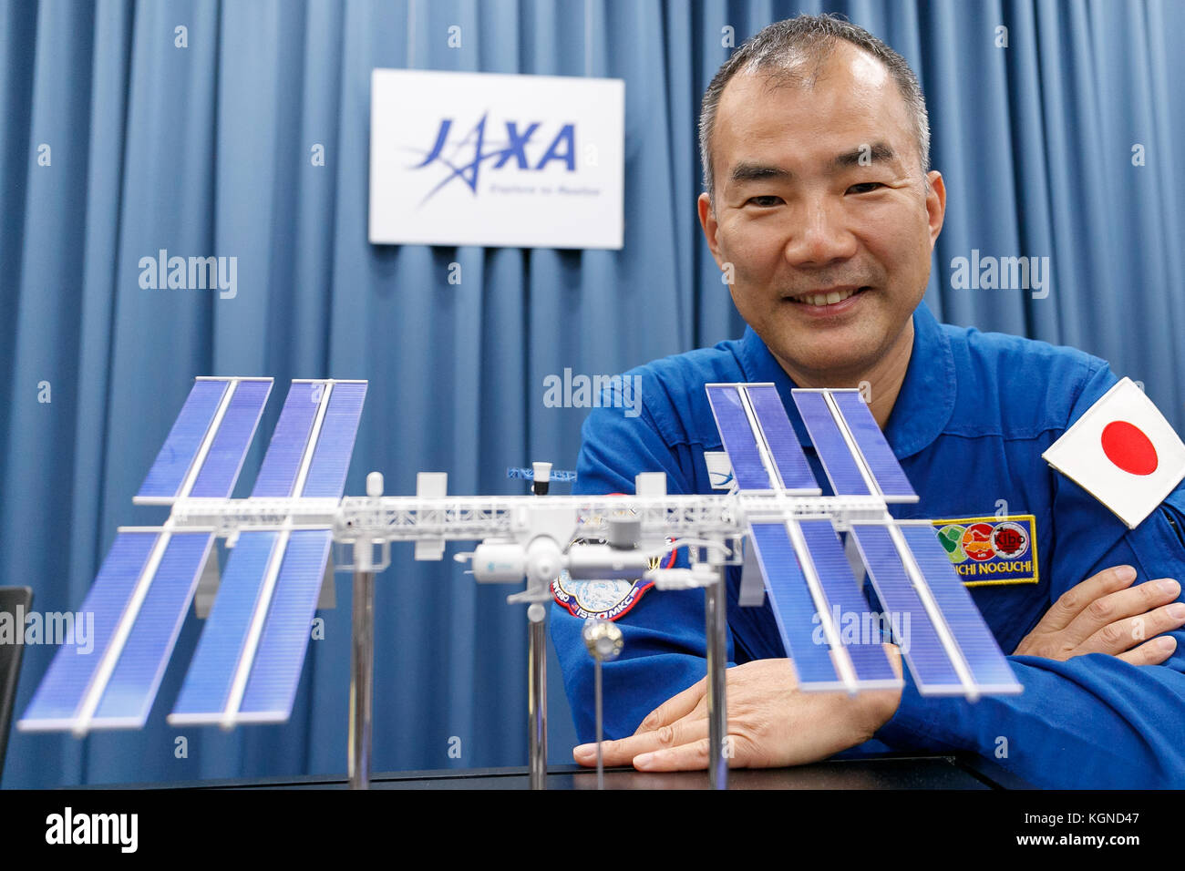 Der japanische Astronaut Soichi Noguchi posiert während einer Pressekonferenz im Büro der Japan Aerospace Exploration Agency (JAXA) in Tokio am 9. November 2017 in Japan für Kameras. JAXA gab bekannt, dass er ab Ende 2019 an einer sechsmonatigen Mission an Bord der Internationalen Raumstation (ISS) teilnehmen wird, deren Training am 20. November beginnt. Quelle: Rodrigo Reyes Marin/AFLO/Alamy Live News Stockfoto