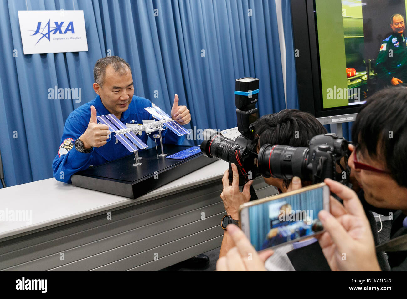 Der japanische Astronaut Soichi Noguchi posiert während einer Pressekonferenz im Büro der Japan Aerospace Exploration Agency (JAXA) in Tokio am 9. November 2017 in Japan für Kameras. JAXA gab bekannt, dass er ab Ende 2019 an einer sechsmonatigen Mission an Bord der Internationalen Raumstation (ISS) teilnehmen wird, deren Training am 20. November beginnt. Quelle: Rodrigo Reyes Marin/AFLO/Alamy Live News Stockfoto