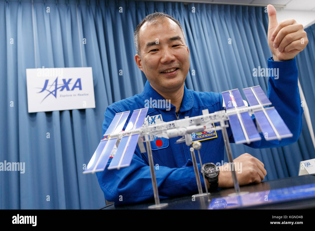 Der japanische Astronaut Soichi Noguchi posiert während einer Pressekonferenz im Büro der Japan Aerospace Exploration Agency (JAXA) in Tokio am 9. November 2017 in Japan für Kameras. JAXA gab bekannt, dass er ab Ende 2019 an einer sechsmonatigen Mission an Bord der Internationalen Raumstation (ISS) teilnehmen wird, deren Training am 20. November beginnt. Quelle: Rodrigo Reyes Marin/AFLO/Alamy Live News Stockfoto