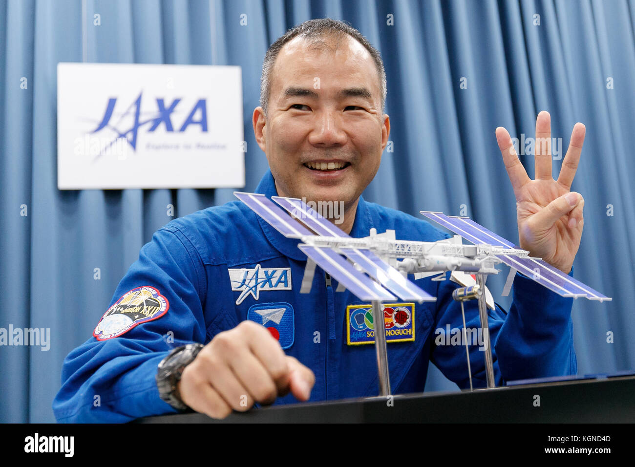 Der japanische Astronaut Soichi Noguchi posiert während einer Pressekonferenz im Büro der Japan Aerospace Exploration Agency (JAXA) in Tokio am 9. November 2017 in Japan für Kameras. JAXA gab bekannt, dass er ab Ende 2019 an einer sechsmonatigen Mission an Bord der Internationalen Raumstation (ISS) teilnehmen wird, deren Training am 20. November beginnt. Quelle: Rodrigo Reyes Marin/AFLO/Alamy Live News Stockfoto