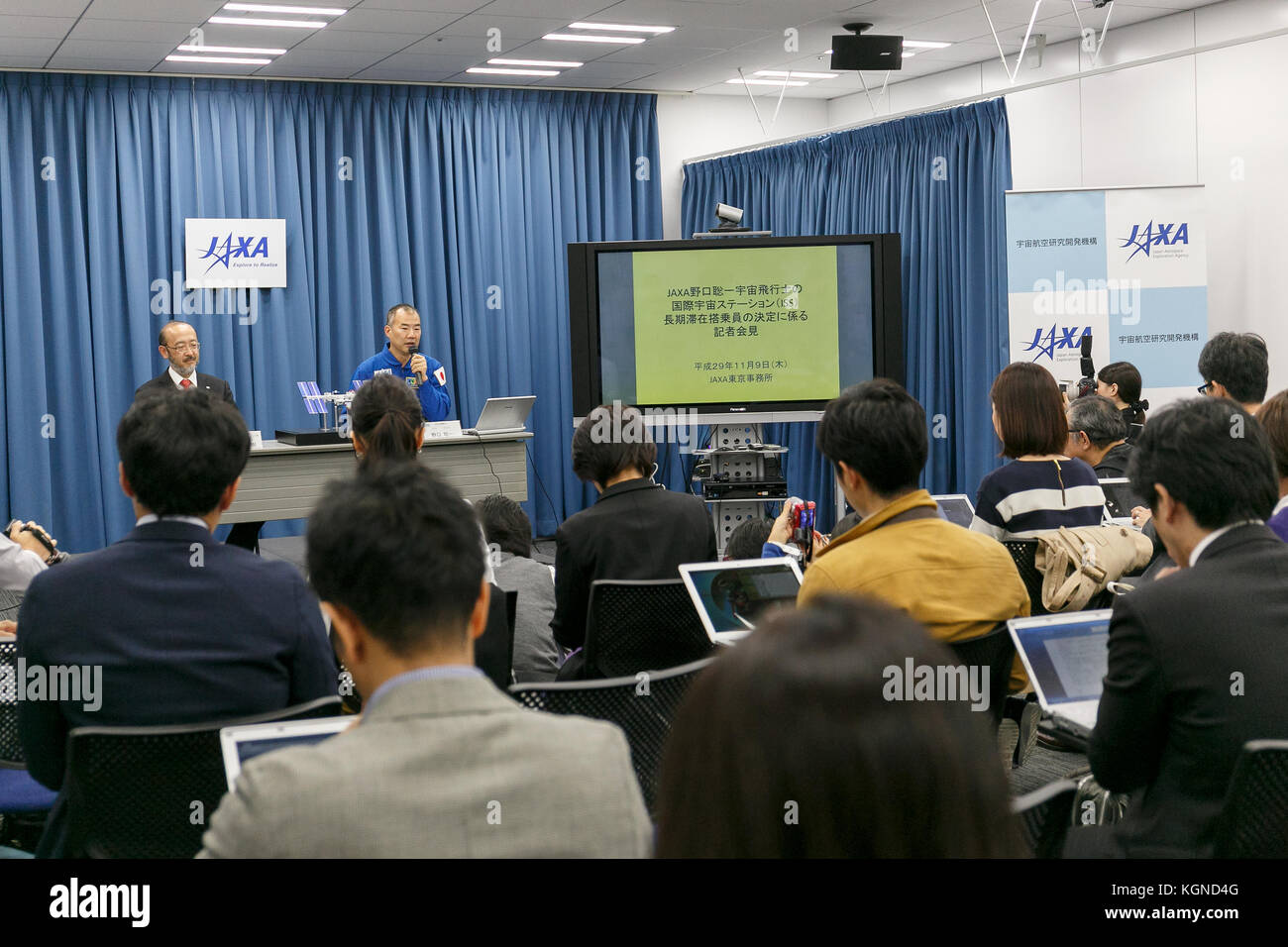 Der japanische Astronaut Soichi Noguchi spricht während einer Pressekonferenz im Büro der Japan Aerospace Exploration Agency (JAXA) in Tokio am 9. November 2017 in Japan. JAXA gab bekannt, dass er ab Ende 2019 an einer sechsmonatigen Mission an Bord der Internationalen Raumstation (ISS) teilnehmen wird, deren Training am 20. November beginnt. Quelle: Rodrigo Reyes Marin/AFLO/Alamy Live News Stockfoto