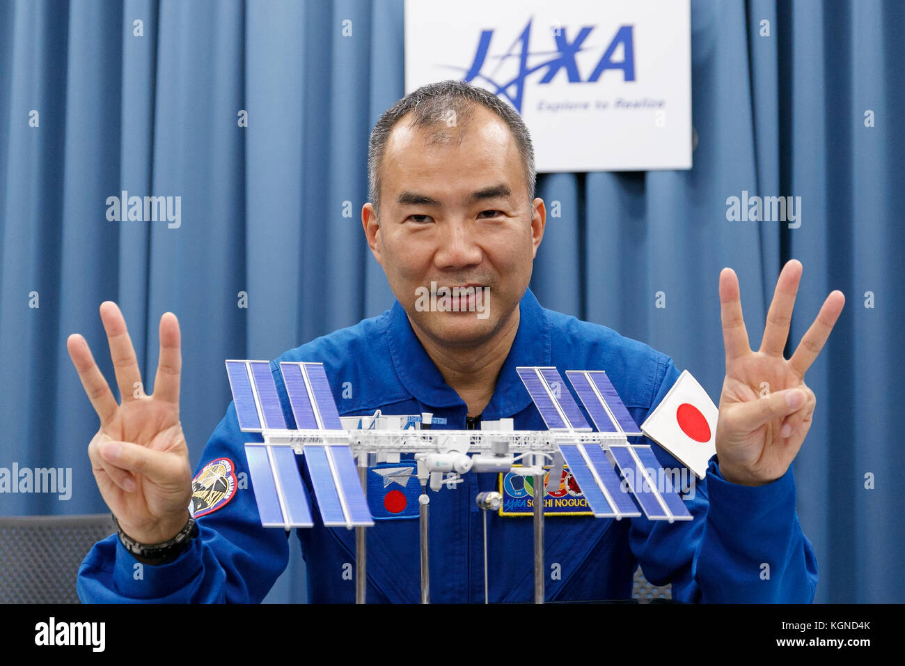 Der japanische Astronaut Soichi Noguchi posiert während einer Pressekonferenz im Büro der Japan Aerospace Exploration Agency (JAXA) in Tokio am 9. November 2017 in Japan für Kameras. JAXA gab bekannt, dass er ab Ende 2019 an einer sechsmonatigen Mission an Bord der Internationalen Raumstation (ISS) teilnehmen wird, deren Training am 20. November beginnt. Quelle: Rodrigo Reyes Marin/AFLO/Alamy Live News Stockfoto
