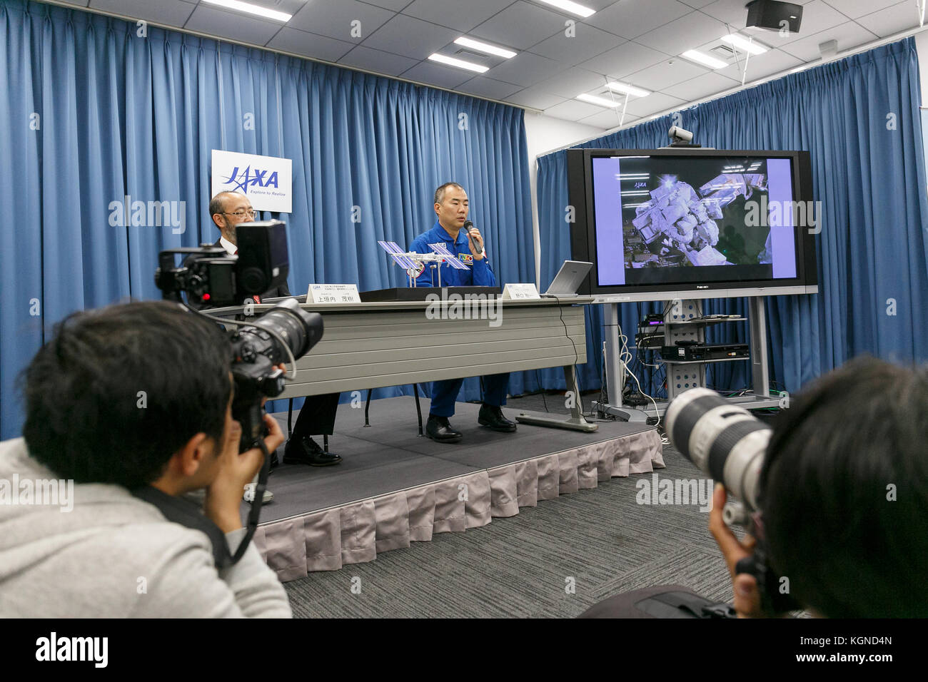 Der japanische Astronaut Soichi Noguchi spricht während einer Pressekonferenz im Büro der Japan Aerospace Exploration Agency (JAXA) in Tokio am 9. November 2017 in Japan. JAXA gab bekannt, dass er ab Ende 2019 an einer sechsmonatigen Mission an Bord der Internationalen Raumstation (ISS) teilnehmen wird, deren Training am 20. November beginnt. Quelle: Rodrigo Reyes Marin/AFLO/Alamy Live News Stockfoto