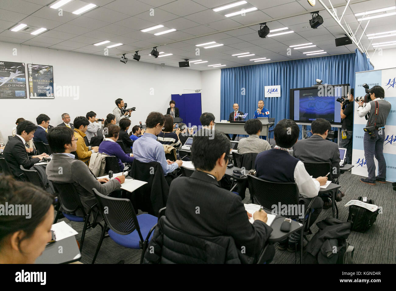 Der japanische Astronaut Soichi Noguchi spricht während einer Pressekonferenz im Büro der Japan Aerospace Exploration Agency (JAXA) in Tokio am 9. November 2017 in Japan. JAXA gab bekannt, dass er ab Ende 2019 an einer sechsmonatigen Mission an Bord der Internationalen Raumstation (ISS) teilnehmen wird, deren Training am 20. November beginnt. Quelle: Rodrigo Reyes Marin/AFLO/Alamy Live News Stockfoto