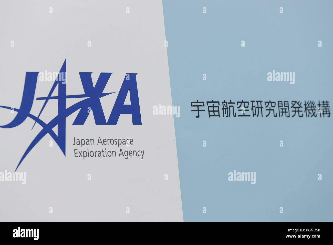 Ein Schild der Japan Aerospace Exploration Agency (JAXA) auf einer Pressekonferenz in ihrem Büro in Tokio am 9. November 2017 in Japan. Die JAXA kündigte an, dass der Astronaut Soichi Noguchi ab Ende 2019 an einer sechsmonatigen Mission an Bord der Internationalen Raumstation (ISS) teilnehmen wird, deren Ausbildung am 20. November beginnt. Quelle: Rodrigo Reyes Marin/AFLO/Alamy Live News Stockfoto