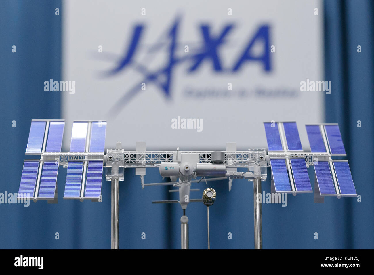 Ein Modell der Internationalen Raumstation (ISS) im Maßstab einer Pressekonferenz im Büro der Japan Aerospace Exploration Agency (JAXA) in Tokio am 9. November 2017 in Japan. Die JAXA kündigte an, dass der Astronaut Soichi Noguchi ab Ende 2019 an einer sechsmonatigen Mission an Bord der Internationalen Raumstation (ISS) teilnehmen wird, deren Ausbildung am 20. November beginnt. Quelle: Rodrigo Reyes Marin/AFLO/Alamy Live News Stockfoto