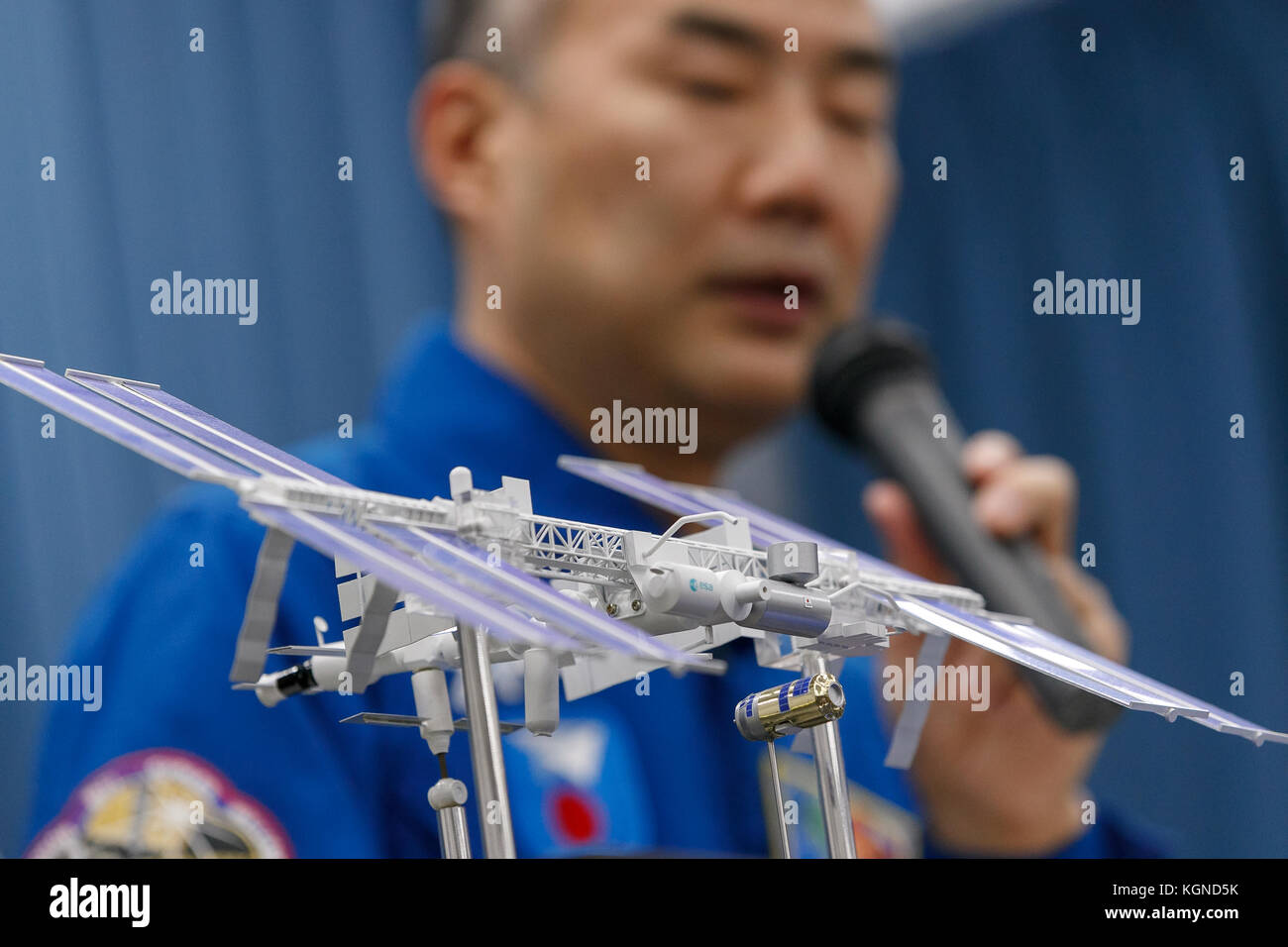 Ein Modell der Internationalen Raumstation (ISS) ist zu sehen, während der Astronaut Soichi Noguchi während einer Pressekonferenz im Büro der Japan Aerospace Exploration Agency (JAXA) in Tokio am 9. November 2017 in Japan spricht. JAXA kündigte an, dass er ab Ende 2019 an einer sechsmonatigen Mission an Bord der Internationalen Raumstation ISS teilnehmen wird, deren Ausbildung am 20. November beginnt. Quelle: Rodrigo Reyes Marin/AFLO/Alamy Live News Stockfoto