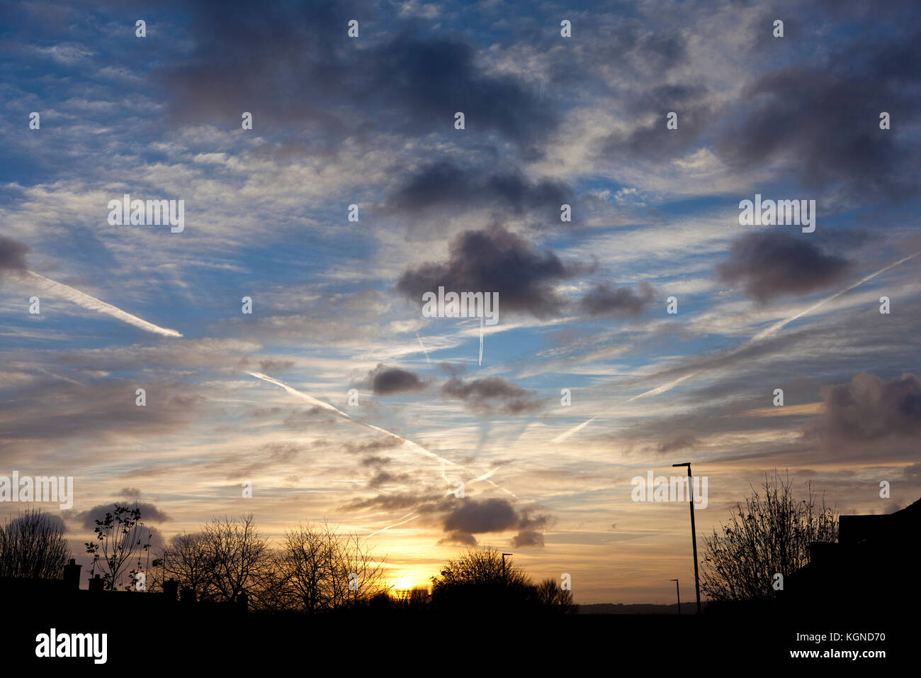 Belfast, UK. 09 Nov, 2017. Belfast, Shaws Road, 9. November 2017. Kondensstreifen von Flugzeugen in den Morgenhimmel über Belfast Credit: Bonzo/Alamy leben Nachrichten Stockfoto