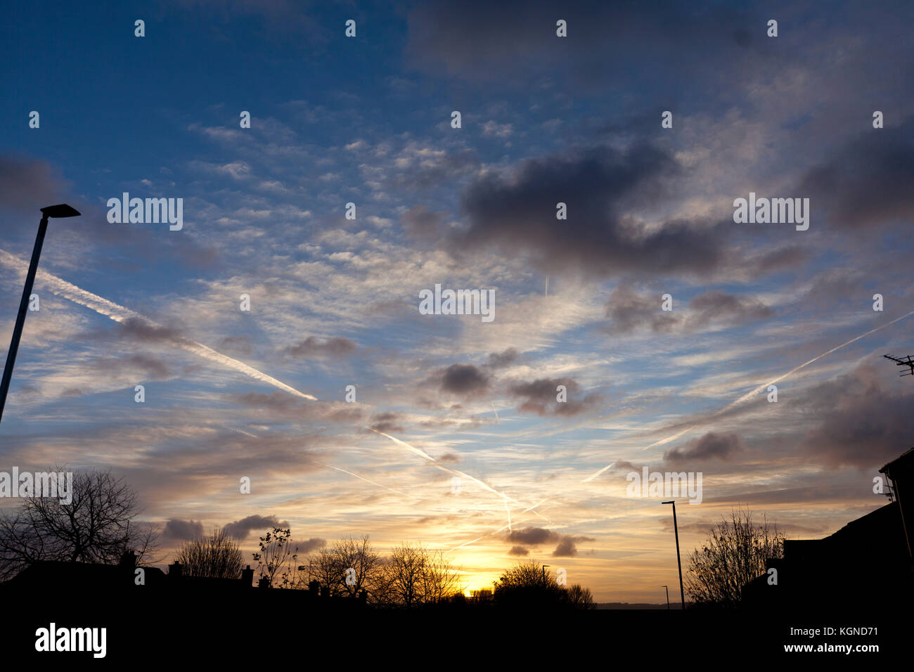 Belfast, UK. 09 Nov, 2017. Belfast, Shaws Road, 9. November 2017. Kondensstreifen von Flugzeugen in den Morgenhimmel über Belfast Credit: Bonzo/Alamy leben Nachrichten Stockfoto