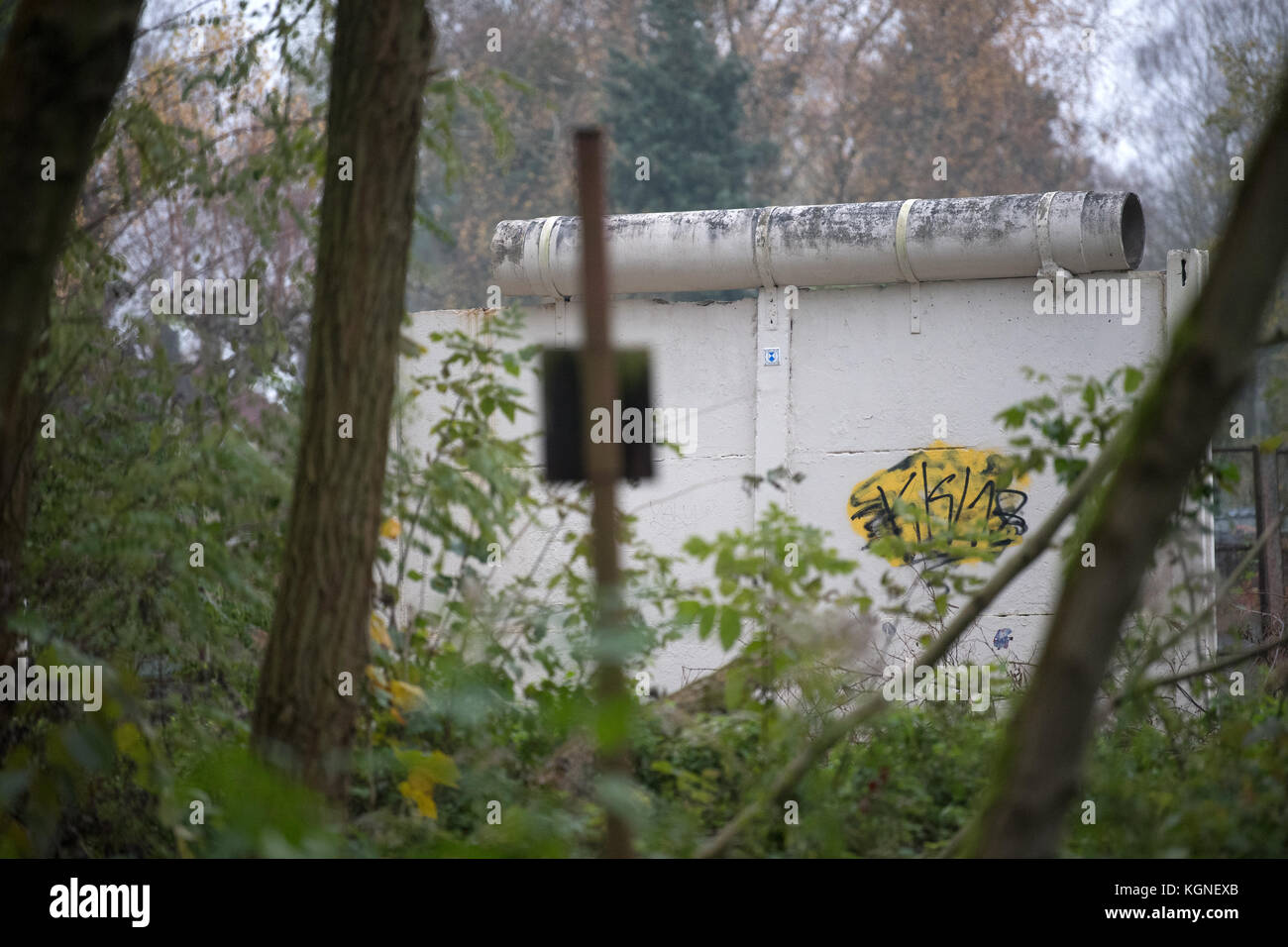 Originalstücke der Berliner Mauer im Umfeld der Glieneckerbrücke in Potsdam, 9. November 2017. Am Abend des 9. November 1989 erließ der ehemalige SED-Politbüro-Mitglied Guentre Schabowski fast zufällig, dass eine Reise in den Westen ab diesem Zeitpunkt möglich sei. Später in der Nacht fiel die Mauer. Neueste wissenschaftliche Erkenntnisse zeigen, dass allein in Berlin mehr als 140 Bürger in Händen der DDR-Grenzkontrolle getötet wurden. Laut einem Forschungsprojekt starben an der Grenze mit etwa 327 West- und Ostdeutsche. Foto: Ralf Hirschberger/dpa-Zentralbil Stockfoto