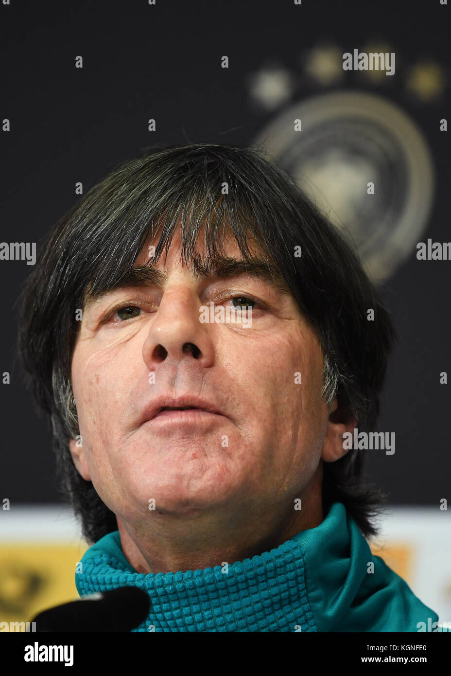 Bundestrainer Jogi Loew (DFB) Portrait, PortrÃ t, Kopfbild, Kopf. GES./ Fussball/ DFB-Pressekonferenz, Berlin, 09.11.2017 Fußball / Fußball: Mediaconferenz, Presskonferenz der deutschen Nationalmannschaft, Berlin, 09. November 2017 |Einsatz weltweit Stockfoto