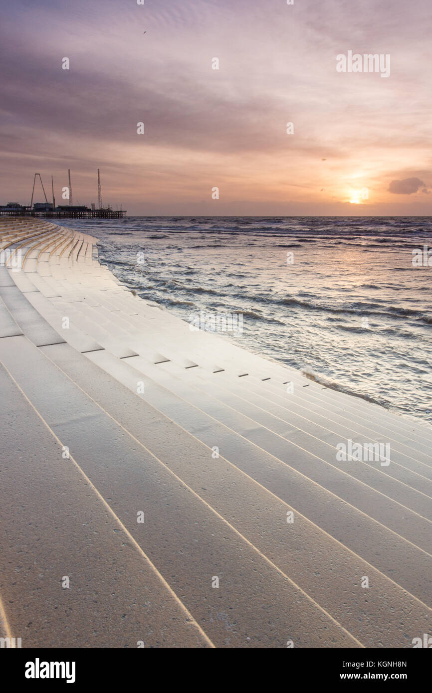 Blackpool, Großbritannien. 9 Nov, 2017. UK Wetter. Wolken aus dem Norden Westen als ein schöner Tag zu Rollen kommt zu einem Ende in Blackpool an diesem Abend. Prognose für Regen über Nacht. © Gary Telford/Alamy leben Nachrichten Stockfoto