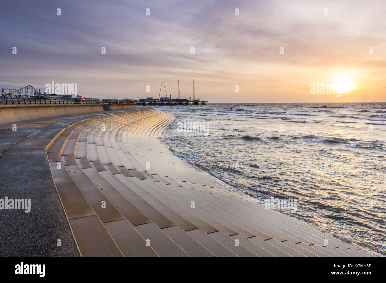 Blackpool, Großbritannien. 9 Nov, 2017. UK Wetter. Wolken aus dem Norden Westen als ein schöner Tag zu Rollen kommt zu einem Ende in Blackpool an diesem Abend. Prognose für Regen über Nacht. © Gary Telford/Alamy leben Nachrichten Stockfoto
