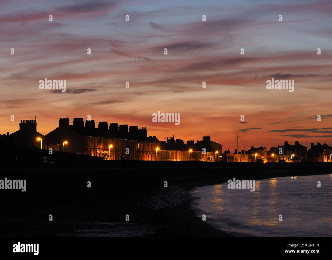 Sheerness, Kent, Großbritannien. 9 Nov, 2017. UK Wetter: tolle Farben in den Himmel bei Sonnenuntergang hinter der Marine Parade. Credit: James Bell/Alamy leben Nachrichten Stockfoto