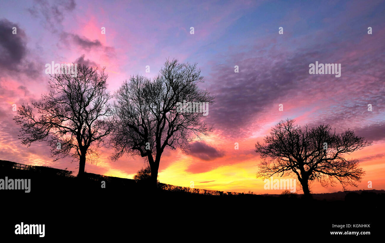 Ashbourne, Derbyshire. 9 Nov, 2017. UK Wetter: spektakulären Sonnenuntergang über Ashbourne, Derbyshire das Tor zum Peak District National Park Credit: Doug Blane/Alamy leben Nachrichten Stockfoto