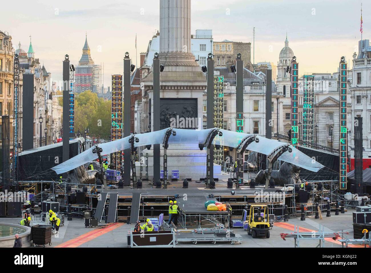 London, 9. Nov 2017. Die Rockgruppe U2-Bühne auf dem Trafalgar Square, wo Sie eingestellt sind ein kostenloses Konzert diesen Samstag zu spielen bereit sind, werden Sie mit Global Icon Award ist ein MTV EMA vorgelegt werden. : Credit: Claire Doherty/Alamy leben Nachrichten Stockfoto