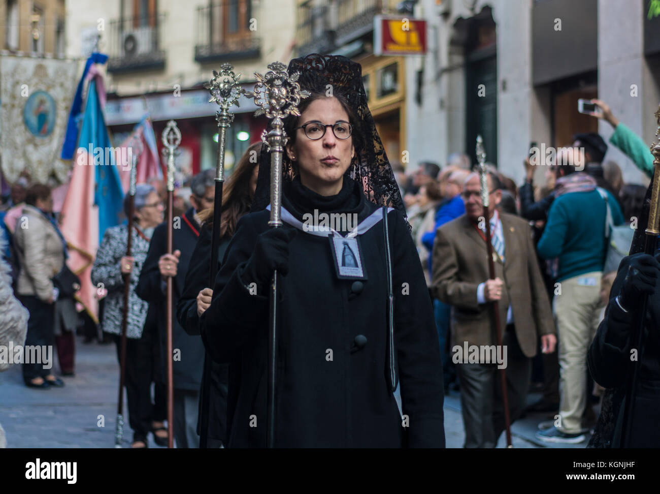 Madrid, Spanien. 9 Nov, 2017. Die Jungfrau von Almudena (Virgen de la Almudena) ist eine mittelalterliche Ikone der Jungfrau Maria, die Mutter Jesu Christi. Das Bild ist die Befürwortung der Jungfrau, der Schutzpatronin von Madrid, Spanien. Faszinierend, jedoch ist sein Name leitet sich aus dem arabischen Begriff von Al Mudayna, oder die Zitadelle. Es gibt verschiedene Legenden über das Symbol. Credit: Alberto Sibaja Ramírez/Alamy leben Nachrichten Stockfoto