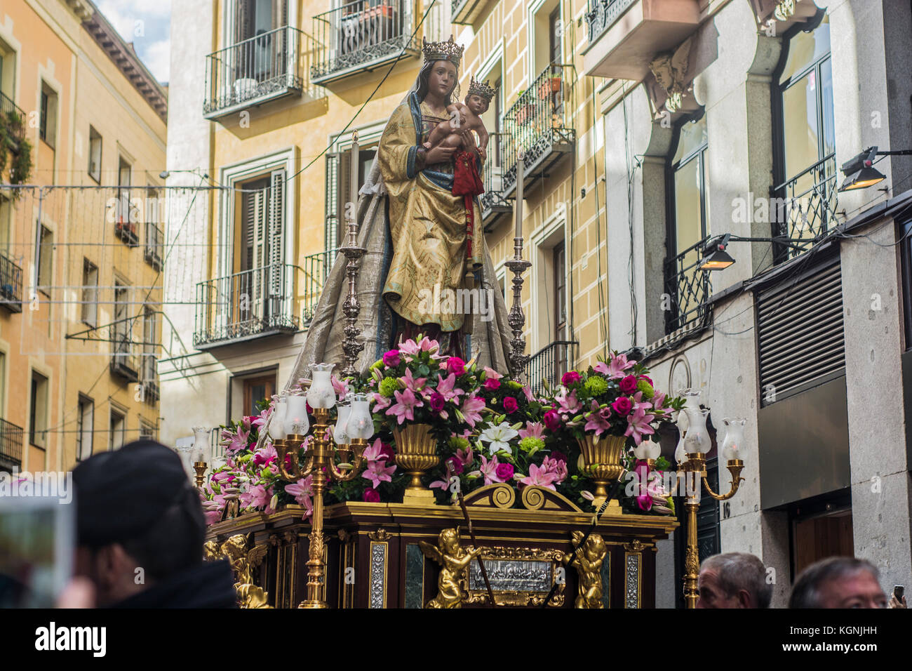 Madrid, Spanien. 9 Nov, 2017. Die Jungfrau von Almudena (Virgen de la Almudena) ist eine mittelalterliche Ikone der Jungfrau Maria, die Mutter Jesu Christi. Das Bild ist die Befürwortung der Jungfrau, der Schutzpatronin von Madrid, Spanien. Faszinierend, jedoch ist sein Name leitet sich aus dem arabischen Begriff von Al Mudayna, oder die Zitadelle. Es gibt verschiedene Legenden über das Symbol. Credit: Alberto Sibaja Ramírez/Alamy leben Nachrichten Stockfoto