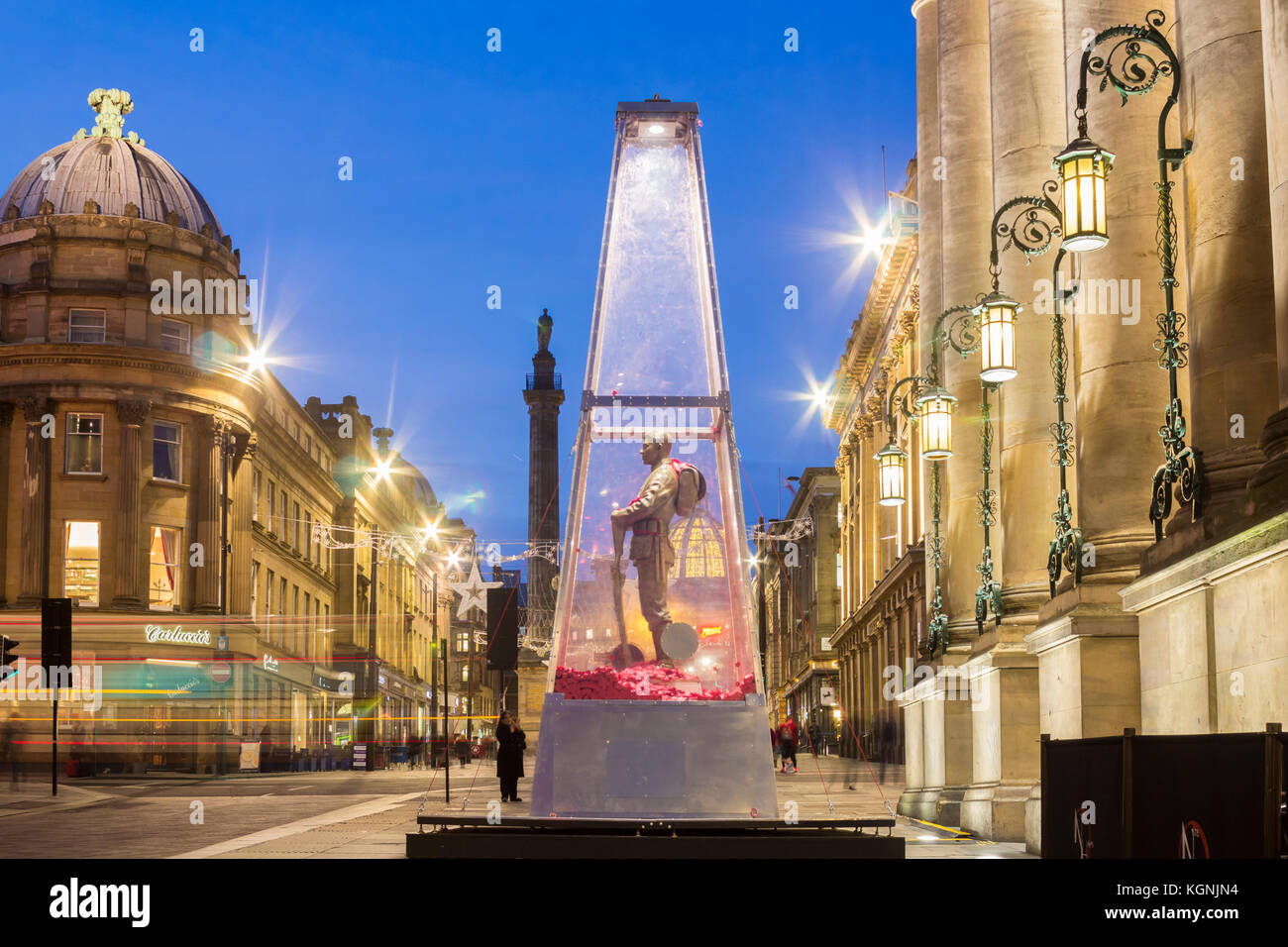 Newcastle upon Tyne, Großbritannien. 9 Nov, 2017. Jeder Mensch gedachte Skulptur außerhalb des Theatre Royal in Newcastle upon Tyne. Die Skulptur fördert die Legion jeder Kampagne, die die Öffentlichkeit fordert Tribut an jeder der 1,117,077 Männer und Frauen aus Großbritannien und das Commonwealth, die im Ersten Weltkrieg gefallen sind zu zahlen erinnert. Die Skulptur ist ein gemeinsames Stück mit Künstler Mark Humphrey und hat mit der Unterstützung von einem Team von britischen Politikern geschaffen worden. Credit: ALAN DAWSON/Alamy leben Nachrichten Stockfoto