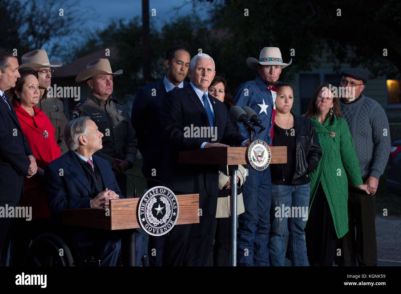 Texas, USA. November 2017. US-Vizepräsident Mike Pence spricht mit den Medien zusammen mit Gouverneur Greg Abbott, Linker, Ersthelfern und Familienmitgliedern bei einem Besuch der Sutherland Springs Baptist Church Shooting am 8. November 2017 in Floresville, Texas. Quelle: Planetpix/Alamy Live News Stockfoto