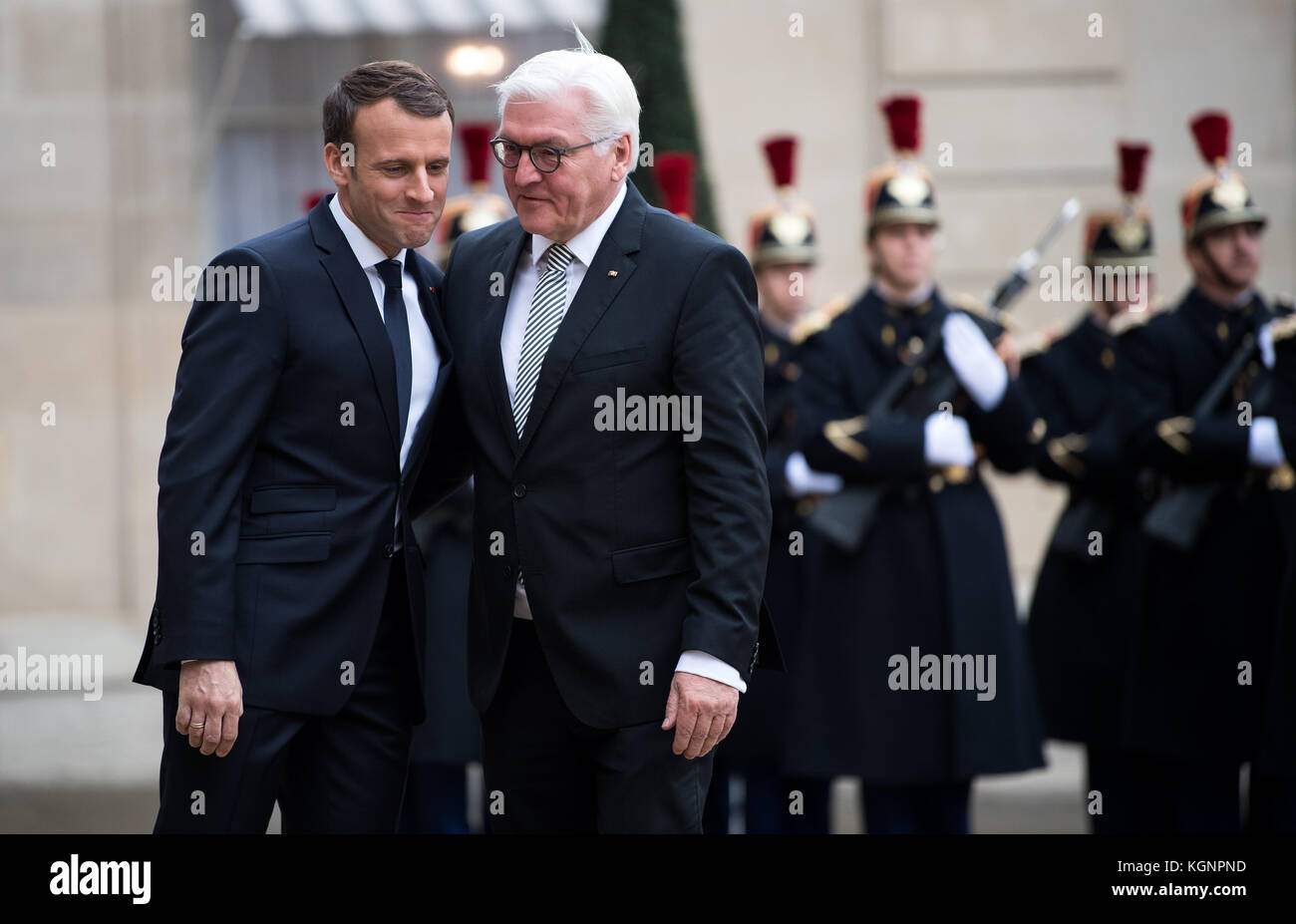 Paris, Frankreich. November 2017. Der französische Präsident Emmanuel Macron (L) begrüßt den deutschen Präsidenten Frank-Walter Steinmeier am 10. November 2017 im Elysee-Palast in Paris, Frankreich. Nach ihrem Treffen besuchen Steinmeier und Macron die Gedenkstätte Hartmannsweilerkopf im Elsass, um den Soldaten des Ersten Weltkriegs zu gedenken. Credit: Bernd von Jutrczenka/dpa/Alamy Live News Stockfoto