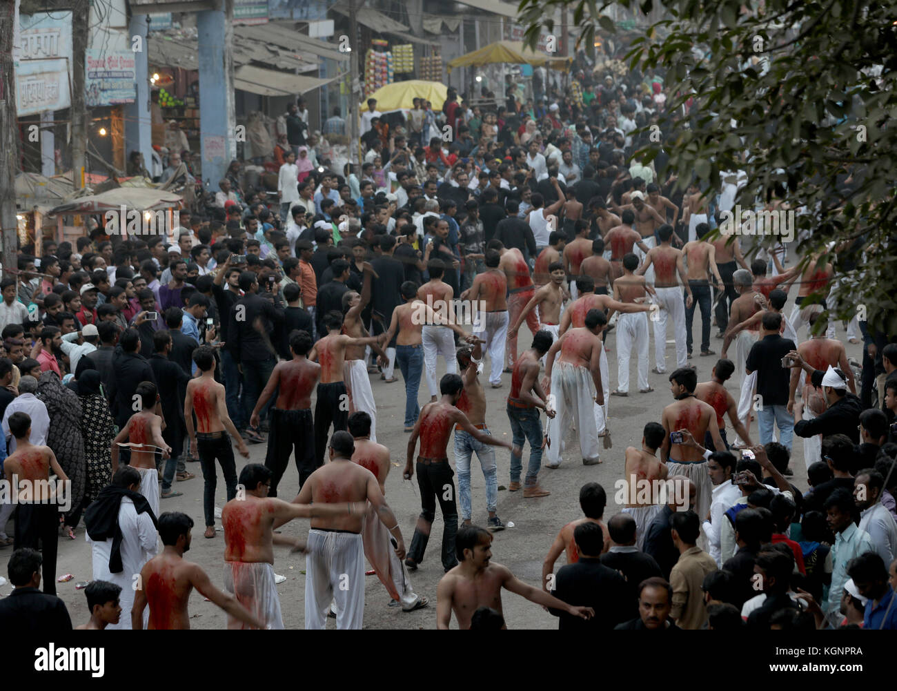 Allahabad, Indien. 10 Nov, 2017. Anhänger selbst tun - geißelung während der Prozession in Allahabad, Uttar Pradesh, Indien. schiitische Muslime Teil in einer Prozession Kennzeichnung chehlum. traditionell eine Zeit der Trauer über den Tod von Imam Hussain, der Enkel des Propheten Muhammad. schiitische Muslime wird ein Pferd berühren, symbolisiert das Pferd dass Imam Hussein in der Schlacht von Kerbela durchgeführt. Credit: ankit Srinivas/alamy leben Nachrichten Stockfoto