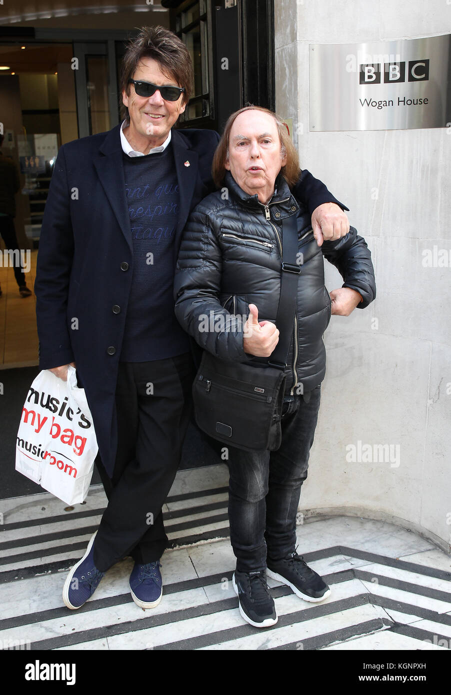 London, Großbritannien. 10 Nov, 2017. Mike lesen Dj (l) und Dave Hill von Glam von Slade 70 Rock Band bei der bbc radio 2 Studios in London credit gesehen: Wfpa/alamy leben Nachrichten Stockfoto