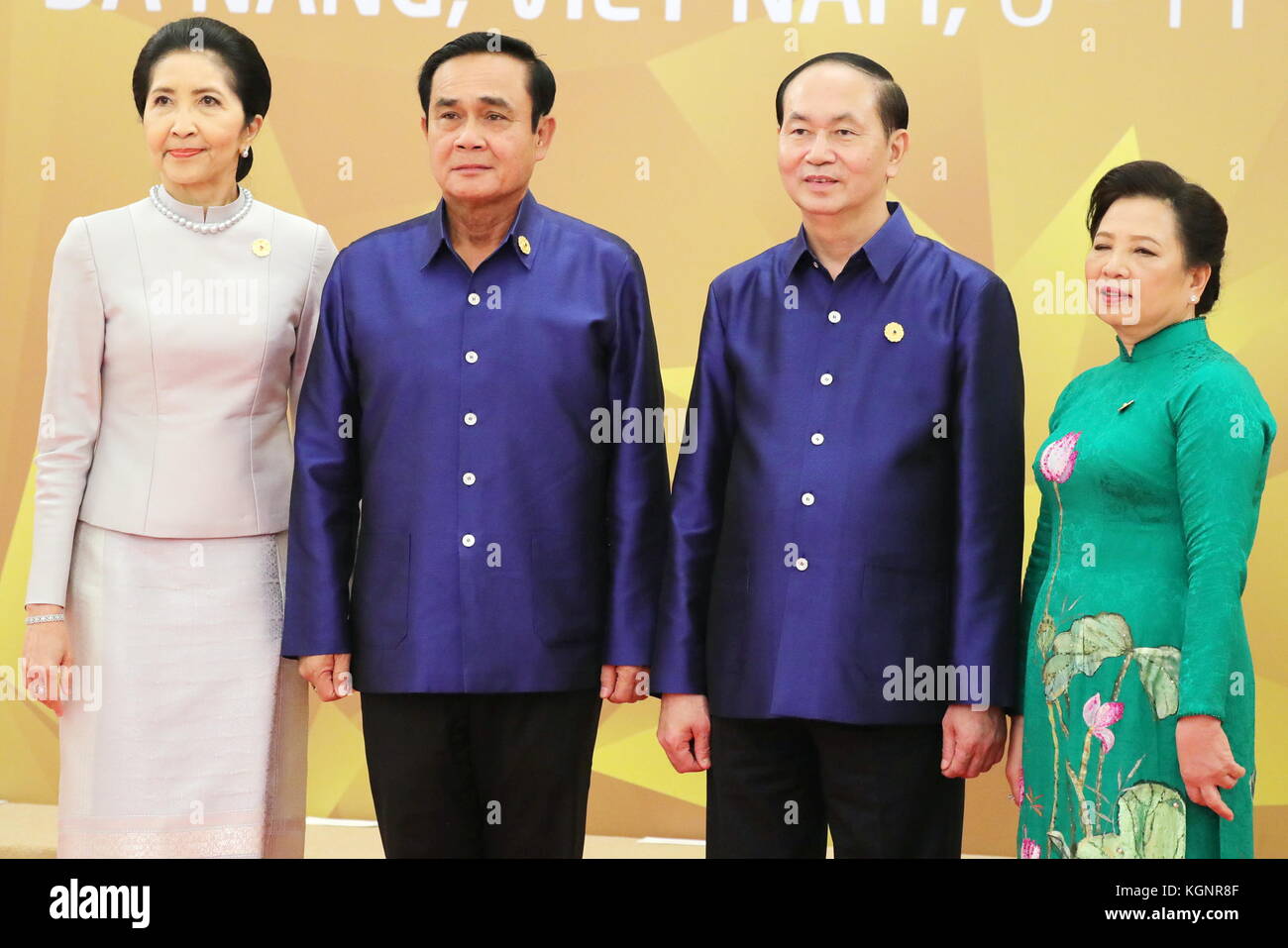 da-nang-vietnam-10-nov-2017-thailands-premierminister-prayut-chan-o-cha-2-l-mit-frau-naraporn-chan-ocha-r-und-vietnams-prasident-tran-dai-quang-2-r-mit-frau-nguyen-thi-hien-r-fur-ein-foto-auf-die-2017-asia-pacific-economic-cooperation-apec-gipfel-darstellen-credit-mikhail-klimentyevrussischen-prasidentschaftswahlen-presse-und-informationsamttassalamy-leben-nachrichten-kgnr8f.jpg