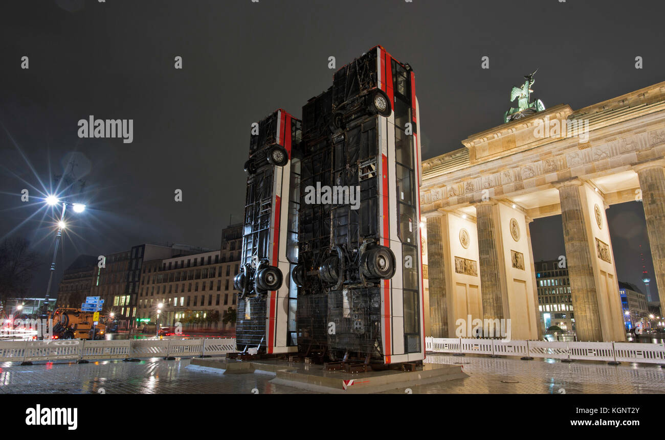 Berlin, Deutschland. November 2017. Am 10. November 2017 werden vor dem Brandenburger Tor in Berlin ausgemusterte Busse ausgestellt. Sie sind Teil des Denkmals, bestehend aus drei Schrottbussen, die eine Warnung vor Krieg und Terror des deutsch-syrischen Künstlers Manaf Halbouni darstellen. Quelle: Paul Zinken/dpa/Alamy Live News Stockfoto