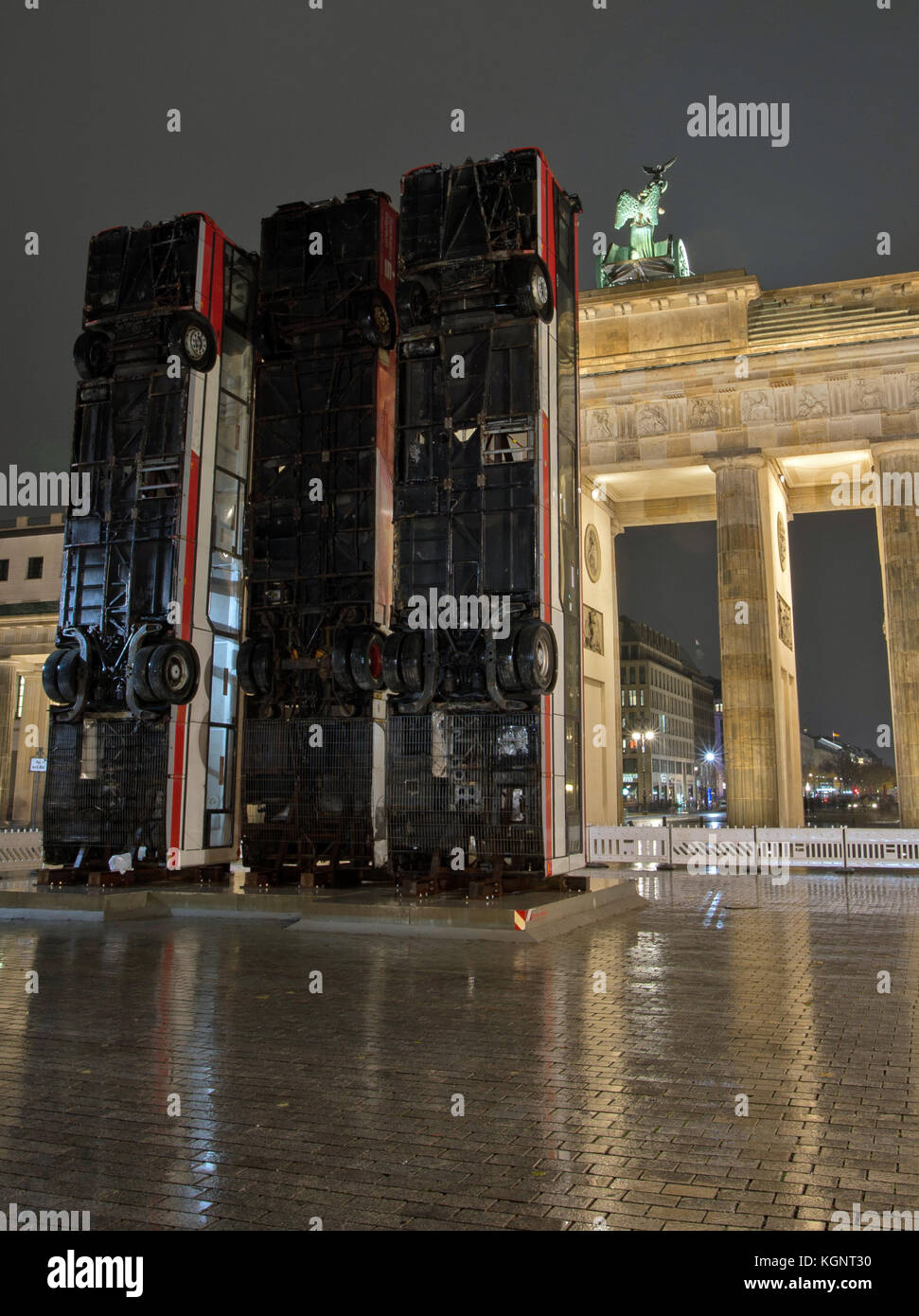 Berlin, Deutschland. November 2017. Am 10. November 2017 werden vor dem Brandenburger Tor in Berlin ausgemusterte Busse ausgestellt. Sie sind Teil des Denkmals, bestehend aus drei Schrottbussen, die eine Warnung vor Krieg und Terror des deutsch-syrischen Künstlers Manaf Halbouni darstellen. Quelle: Paul Zinken/dpa/Alamy Live News Stockfoto