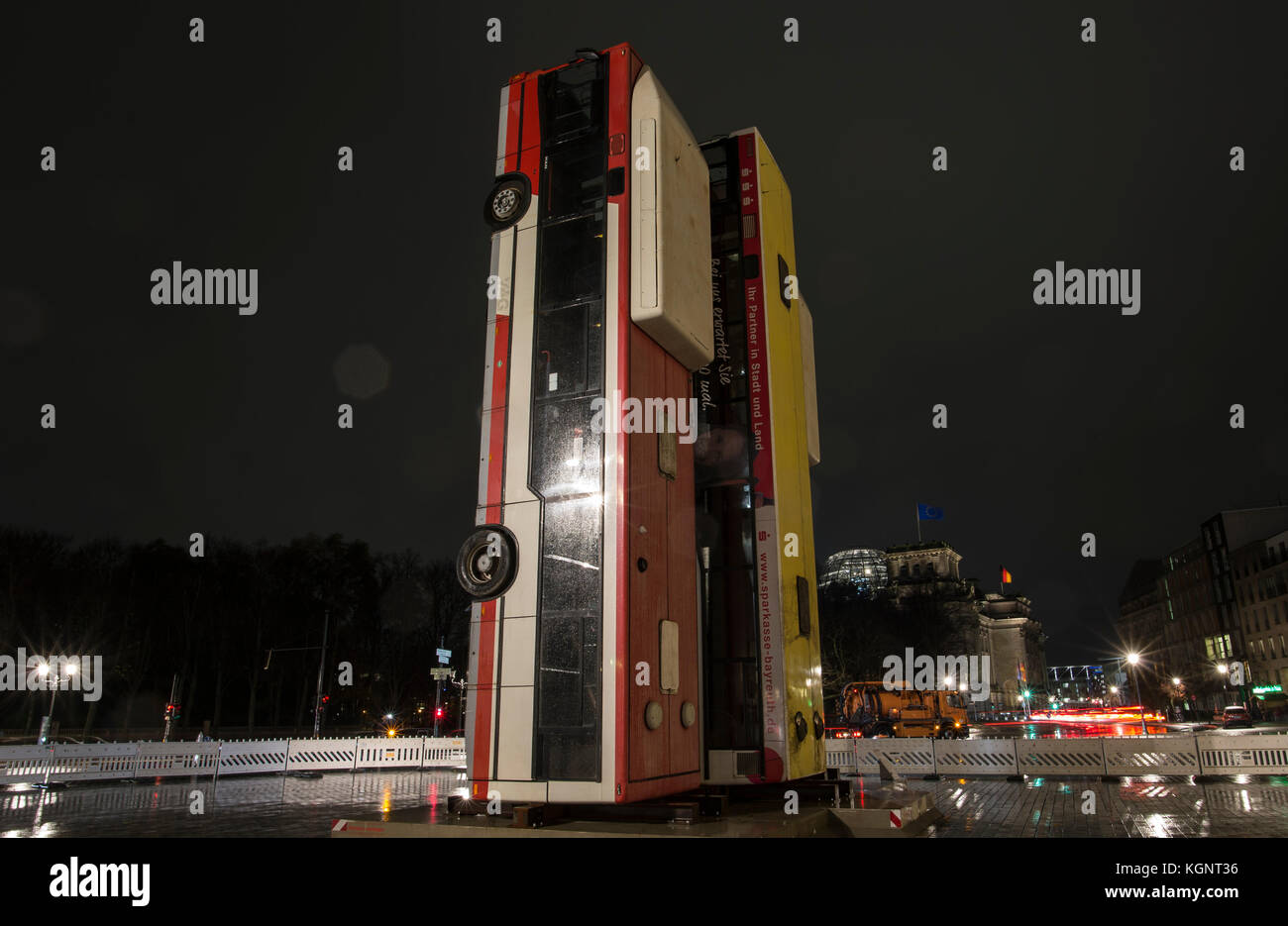 Berlin, Deutschland. November 2017. Am 10. November 2017 werden vor dem Brandenburger Tor in Berlin ausgemusterte Busse ausgestellt. Sie sind Teil des Denkmals, bestehend aus drei Schrottbussen, die eine Warnung vor Krieg und Terror des deutsch-syrischen Künstlers Manaf Halbouni darstellen. Quelle: Paul Zinken/dpa/Alamy Live News Stockfoto