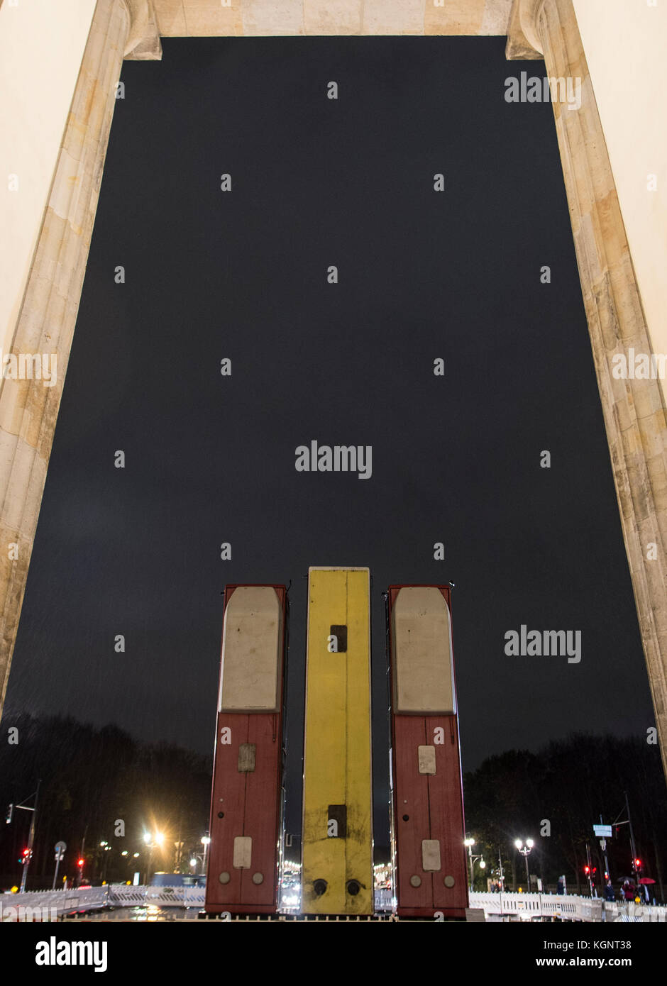 Berlin, Deutschland. November 2017. Am 10. November 2017 werden vor dem Brandenburger Tor in Berlin ausgemusterte Busse ausgestellt. Sie sind Teil des Denkmals, bestehend aus drei Schrottbussen, die eine Warnung vor Krieg und Terror des deutsch-syrischen Künstlers Manaf Halbouni darstellen. Quelle: Paul Zinken/dpa/Alamy Live News Stockfoto