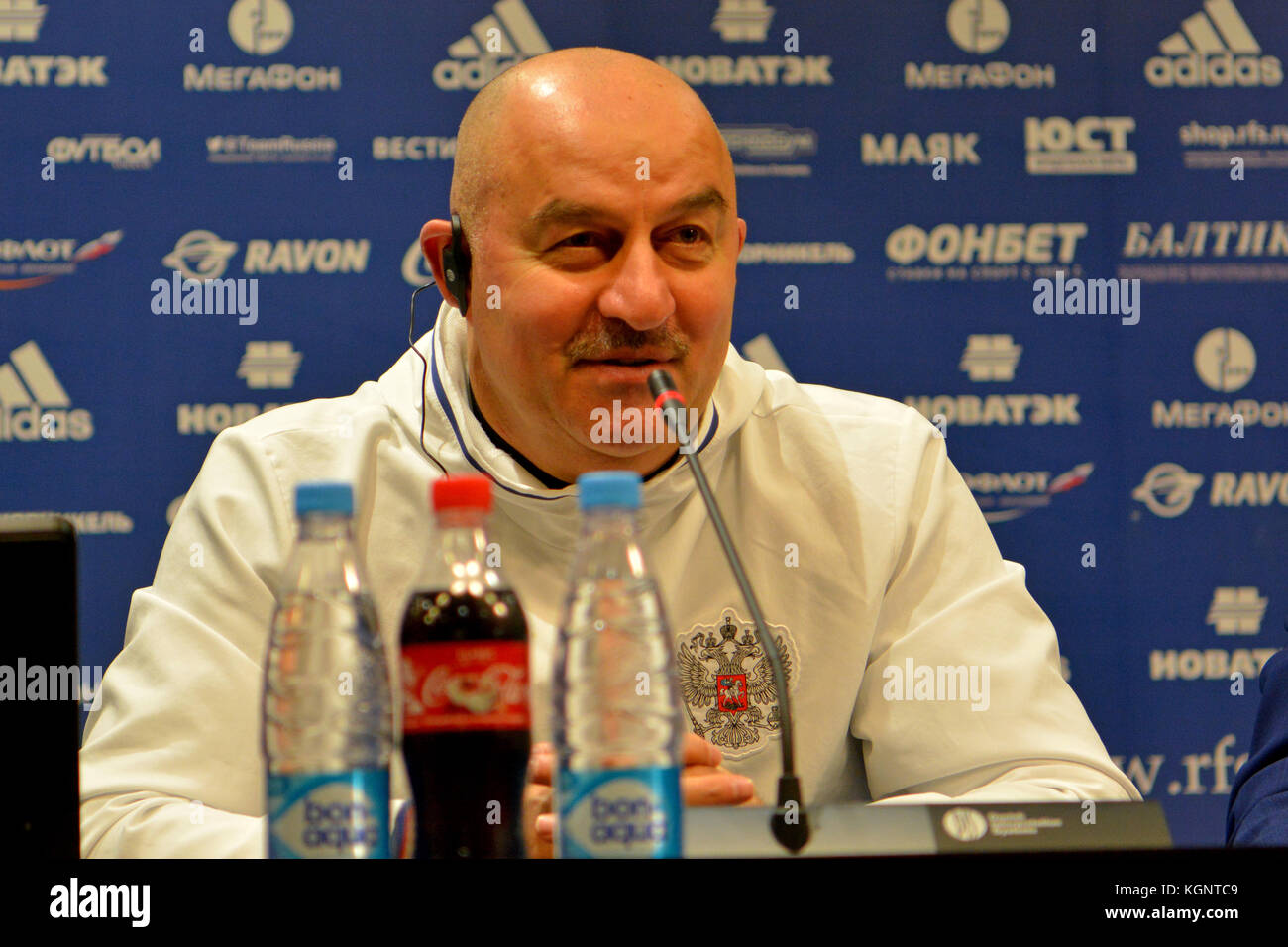 Moskau, Russland. 10th. November 2017. Der Trainer der russischen Fußballnationalmannschaft Stanislav Tschertschesow bei einer Pressekonferenz vor dem internationalen Testspiel gegen Argentinien im Luschniki-Stadion in Moskau. Quelle: Alizada Studios/Alamy Live News Stockfoto