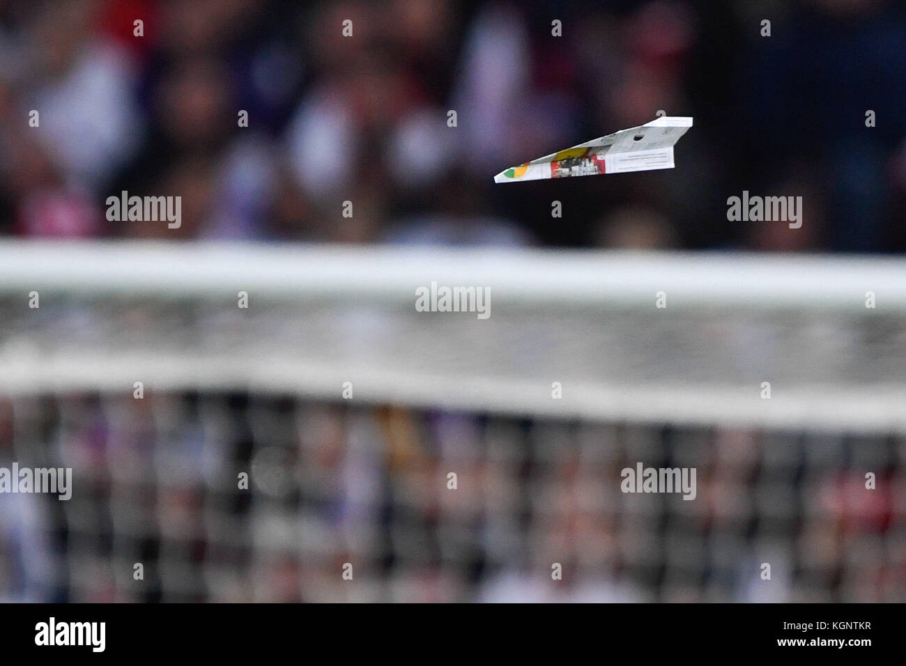 Papierflieger fliegt durchs Stadion ges/fussball/Freundschaftsspiel: England - Deutschland, 10.11.2017 Fußball: Testspiel: England vs Deutschland, London, 10. November 2017 | Verwendung weltweit Stockfoto