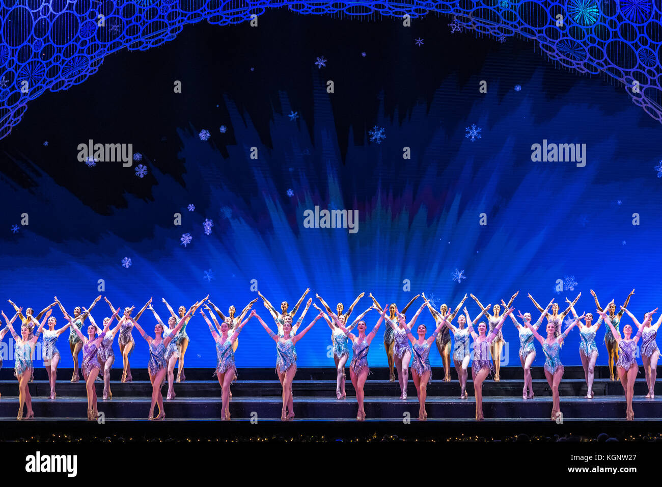 New York, USA, 10. November 2017. Die Radio City Rockettes. Während der Eröffnung Tag der 2017 Weihnachten spektakuläre Show in der New Yorker Radio City Music Hall. Die traditionellen Feiertage zeigen, dass im Jahre 1933 begonnen wird ab November 10, 2017 Januar 1st, 2018. Foto von Enrique Ufer/Alamy leben Nachrichten Stockfoto