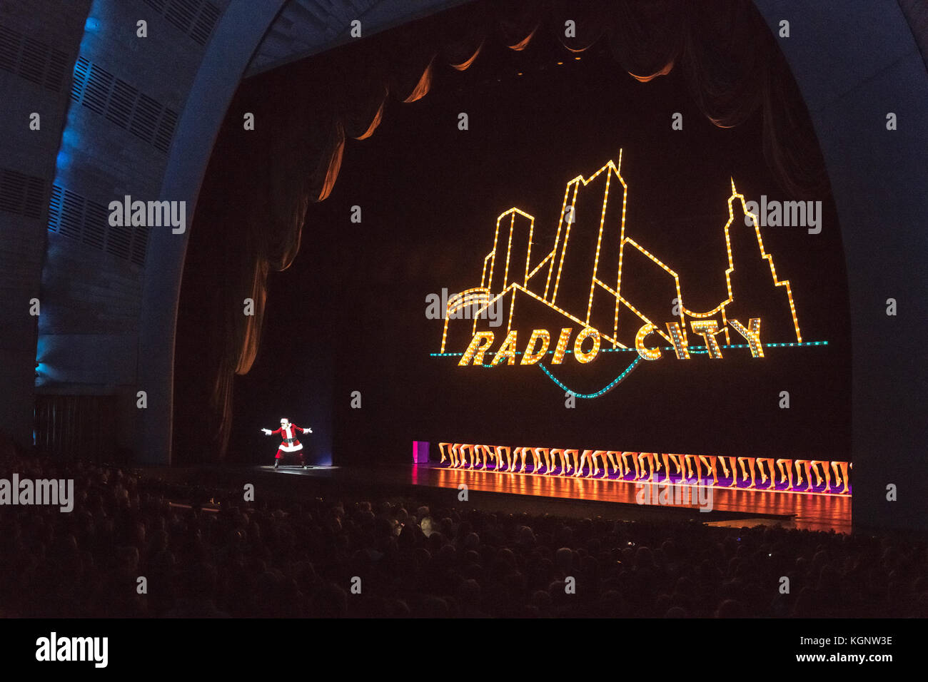 New York, USA, 10. November 2017. Santa Claus erscheint am Anfang der 2017 Weihnachten spektakuläre Show in der New Yorker Radio City Music Hall starring die Radio City Rockettes. Die traditionellen Feiertage zeigen, dass im Jahre 1933 begonnen wird ab November 10, 2017 Januar 1st, 2018. Foto von Enrique Ufer/Alamy leben Nachrichten Stockfoto