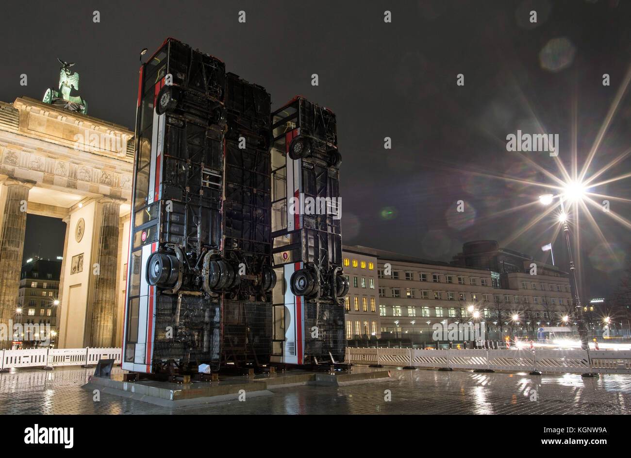 Berlin, Deutschland. November 2017. Am 10. November 2017 werden vor dem Brandenburger Tor in Berlin ausgemusterte Busse ausgestellt. Sie sind Teil des Denkmals, bestehend aus drei Schrottbussen, die eine Warnung vor Krieg und Terror des deutsch-syrischen Künstlers Manaf Halbouni darstellen. Quelle: Paul Zinken/dpa/Alamy Live News Stockfoto