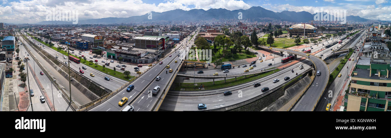 Panoramablick auf den Straßen in der Stadt an einem sonnigen Tag, Bogota, Kolumbien Stockfoto