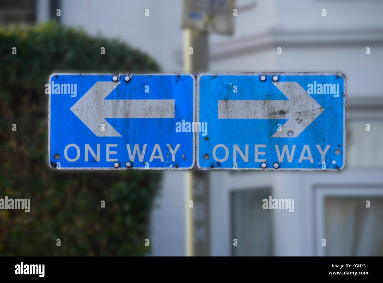 Verwirrende Verkehrszeichen mit "One Way" in zwei Richtungen Stockfoto