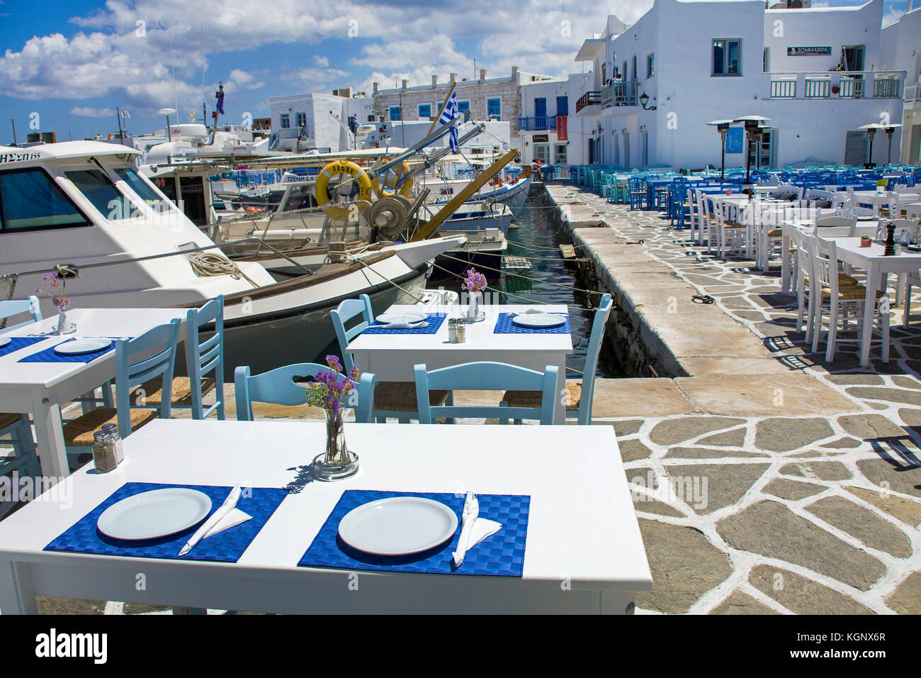 Tisch bereit gelegt, restaurant am Hafen von Naoussa, Paros, Kykladen, Griechenland, Mittelmeer, Europa Stockfoto