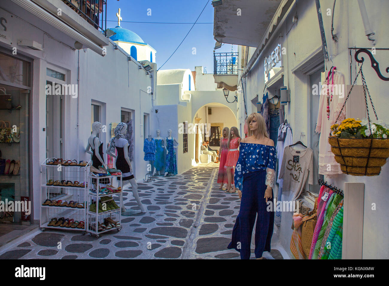 Boutiquen zu einem Alley, sanften Abendlicht in der Altstadt von Parikia, Paros, Kykladen, Griechenland, Mittelmeer, Europa Stockfoto