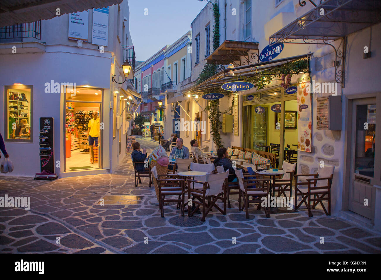 Taverne in der Altstadt von Parikia, Paros, Kykladen, Griechenland, Mittelmeer, Europa Stockfoto