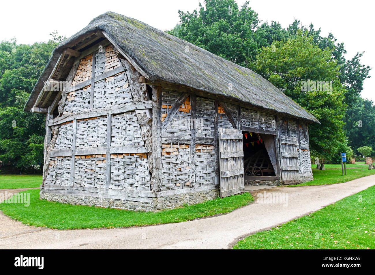 Ein Cruck Bau aus dem 16. Jahrhundert Dreschen Scheune am Avoncroft Museum von Gebäuden, Stoke Heath Bromsgrove, Worcestershire, England, Großbritannien Stockfoto